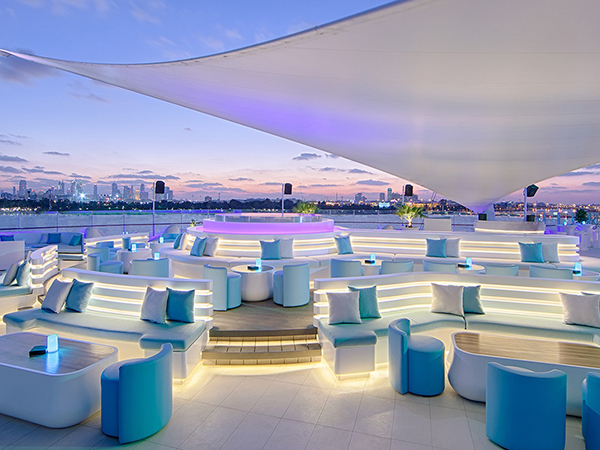 Pure Sky Lounge مطعم استثنائي في دبي يقدّم لك الطعام من الطابق الـ35